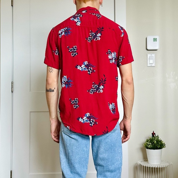 Hollister Floral Button Down - Picture 2 of 4